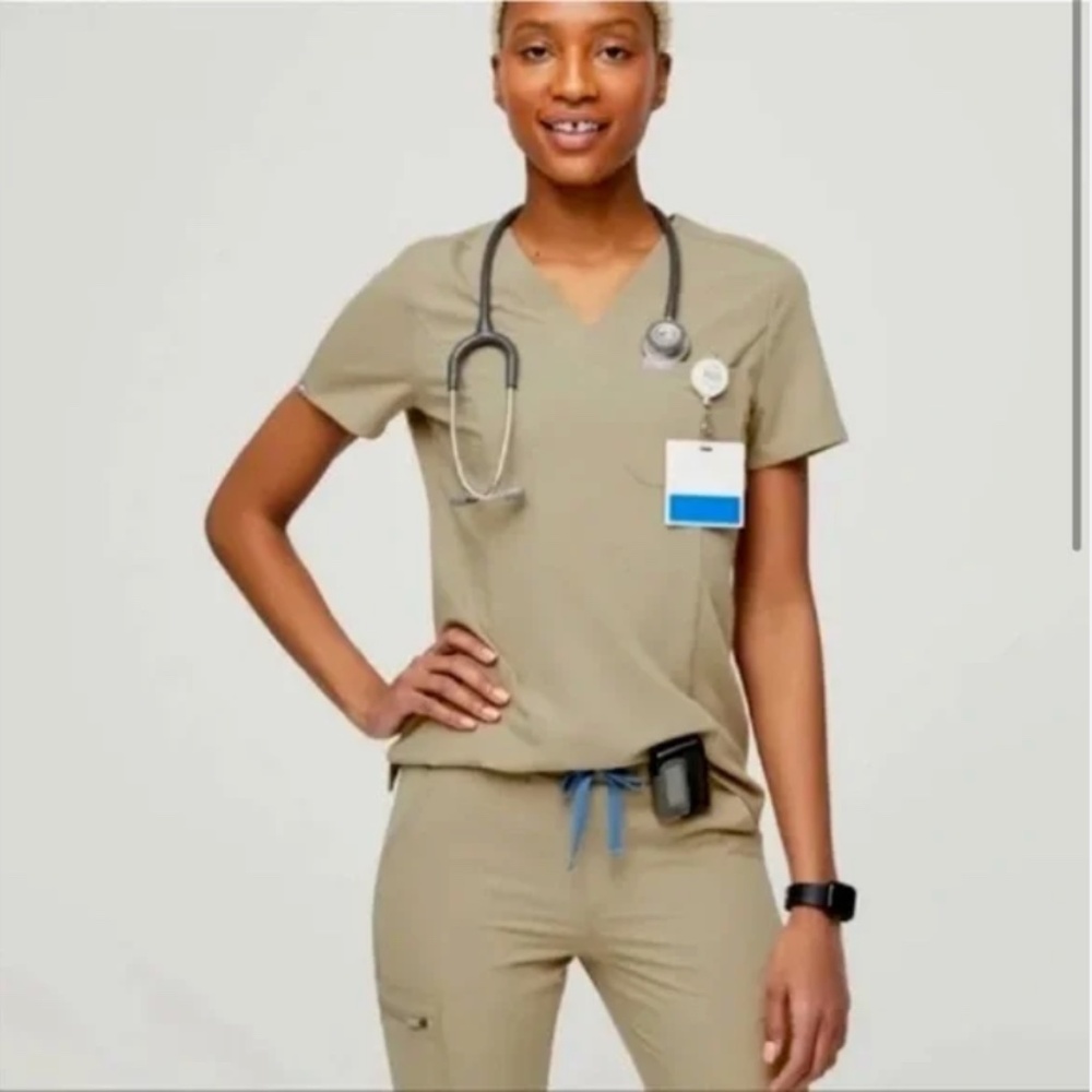 Catarina One-Pocket Scrub Top- Sand